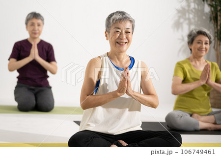 シニアヨガ・ヨガをする60代の女性 106749461