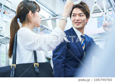 電車に乗車する男女 撮影協力「京王電鉄株式会社」 電車に乗車する男女 撮影協力「京王電鉄株式会社」 106749760