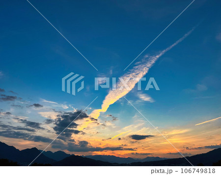夕焼けに染まる雲 106749818