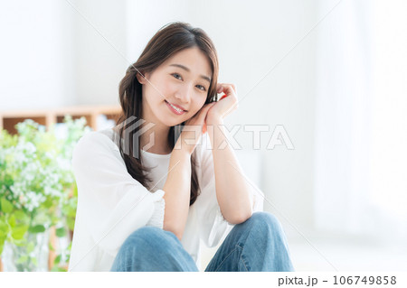 リビングでスキンケアをする若い女性 リビングでスキンケアをする若い女性 106749858