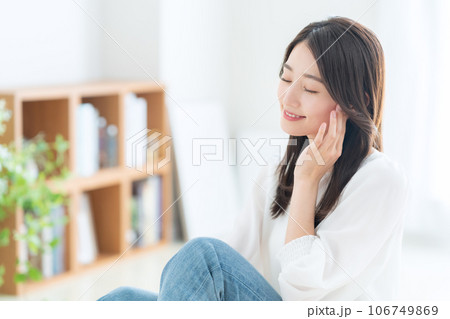 リビングでスキンケアをする若い女性 リビングでスキンケアをする若い女性 106749869