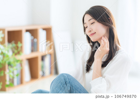 リビングでスキンケアをする若い女性 106749870