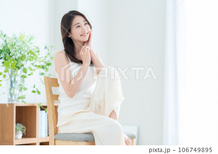 リビングでスキンケアをする若い女性 リビングでスキンケアをする若い女性 106749895