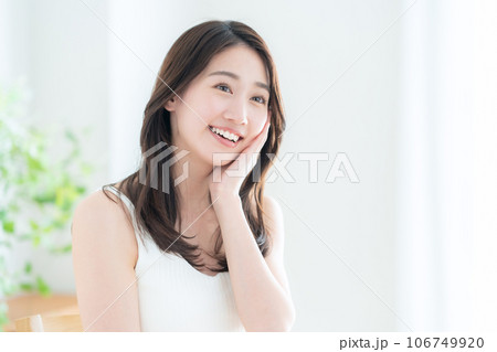 リビングでスキンケアをする若い女性 リビングでスキンケアをする若い女性 106749920