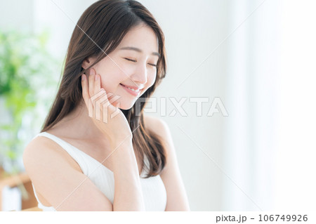 リビングでスキンケアをする若い女性 リビングでスキンケアをする若い女性 106749926