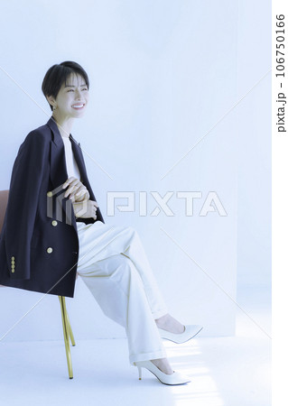 白背景のジャケットを羽織った全身の若い女性のファッションポートレート 縦位置 白背景のジャケットを羽織った全身の若い女性のファッションポートレート 縦位置 106750166