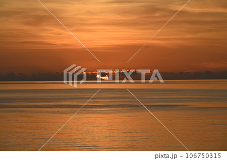海に沈む夕日 106750315