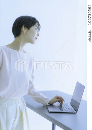 白背景の若い女性のファッションポートレート ハイキー 白背景の若い女性のファッションポートレート ハイキー 106750564