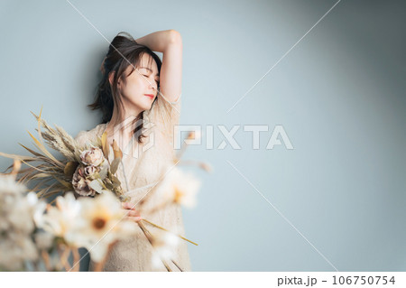 ドライフラワーを持つミドル女性のポートレート　美容　スキンケア 106750754