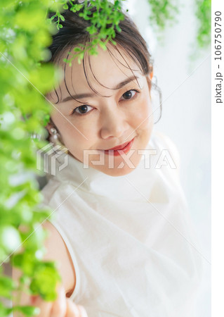 ミドル女性の美容イメージ　スキンケア　コスメ 106750790