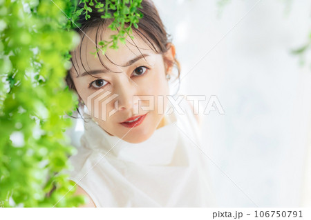 ミドル女性の美容イメージ　スキンケア　コスメ 106750791