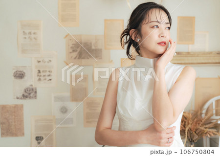 ミドル女性のポートレート　美容　スキンケア　コスメ 106750804