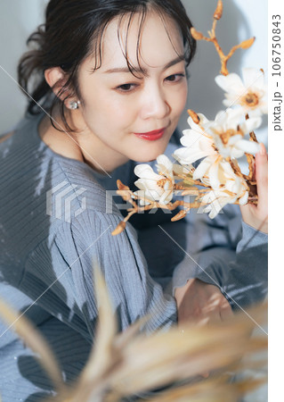 ミドル女性のポートレート 美容 スキンケア コスメ ミドル女性のポートレート 美容 スキンケア コスメ 106750843