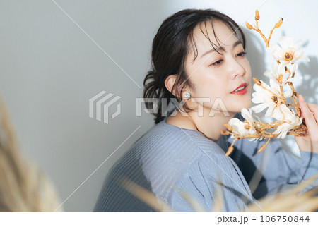 ミドル女性のポートレート 美容 スキンケア コスメ ミドル女性のポートレート 美容 スキンケア コスメ 106750844