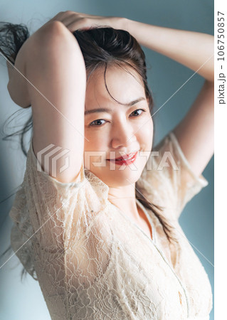 ミドル女性のポートレート　美容　スキンケア　コスメ 106750857