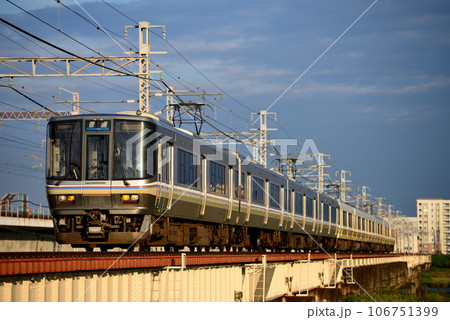 山陽本線を走る223系6000番台＋221系普通電車 106751399