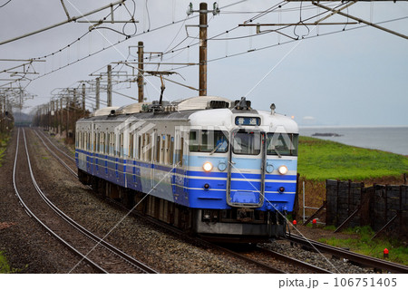 信越本線を走る115系普通電車3両 信越本線を走る115系普通電車3両 106751405