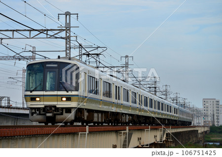 山陽本線を走る221系＋223系普通電車 106751425