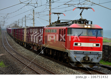 信越本線を走るEF510-6コンテナ貨物列車 106751432