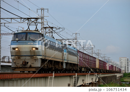山陽本線を走るEF66120コンテナ貨物列車 山陽本線を走るEF66120コンテナ貨物列車 106751434