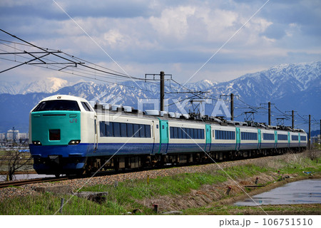 白新線を走る485系3000番台特急いなほ8両の写真素材 [106751510