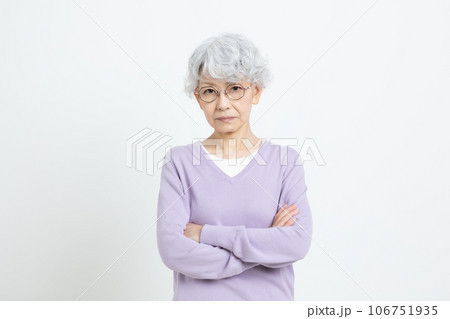 怒っているシニア女性 106751935