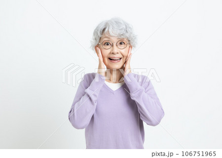 驚くシニア女性 106751965