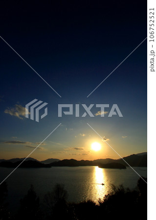 大芝島から見る 夕暮れ時の瀬戸内海 106752521
