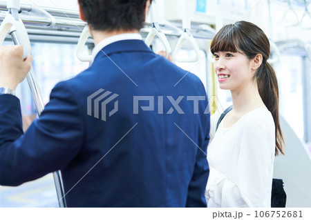 電車に乗車する男女 撮影協力「京王電鉄株式会社」 電車に乗車する男女 撮影協力「京王電鉄株式会社」 106752681