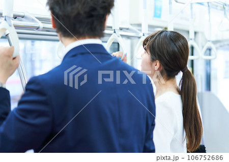 電車に乗車する男女 撮影協力「京王電鉄株式会社」 電車に乗車する男女 撮影協力「京王電鉄株式会社」 106752686