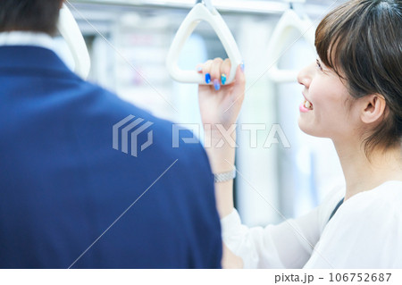 電車に乗車する男女 撮影協力「京王電鉄株式会社」 電車に乗車する男女 撮影協力「京王電鉄株式会社」 106752687