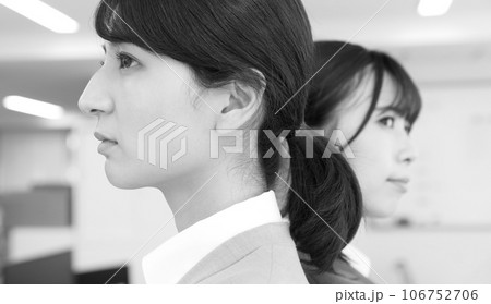 仲が悪い女性社員のモノクロイメージ 106752706