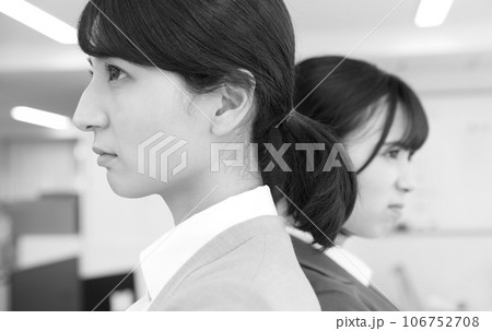 仲が悪い女性社員のモノクロイメージ 仲が悪い女性社員のモノクロイメージ 106752708