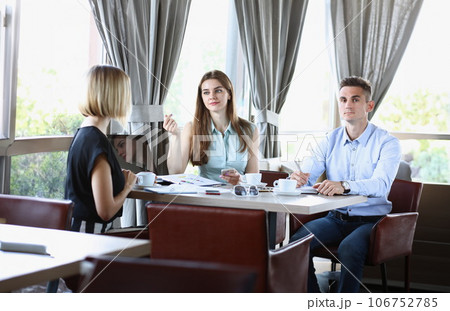 Businessman explains the policy of the enterprise 106752785