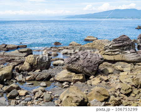 夏(8月)の太平洋の海岸風景。高知県内の海岸。 夏(8月)の太平洋の海岸風景。高知県内の海岸。 106753299