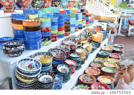 シンガポール アラブストリートのお土産 カラフルなトルコ陶器の写真