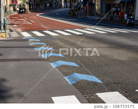 交差点内に設置された自転車ナビライン（青色） 106753575