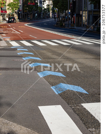 交差点内に設置された自転車ナビライン（青色） 106753577