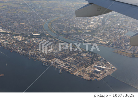 飛行機の窓の外の工業地帯（京葉工業地帯） 106753628