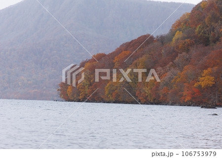 秋の十和田湖の岬（青森県十和田市） 106753979