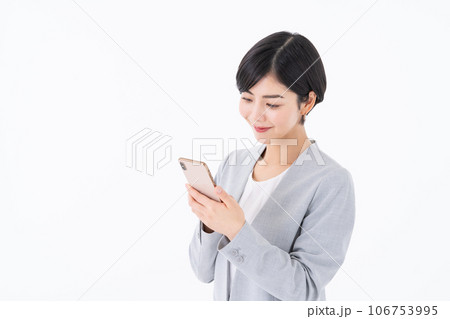 スマホを使うビジネスウーマン スマホを使うビジネスウーマン 106753995