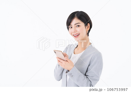 スマホを使うビジネスウーマン 106753997