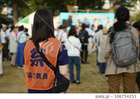 祭りの監視員 祭りの監視員 106754251