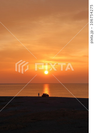 仁淀川河口　日の出　冬　（高知県　土佐市） 106754275