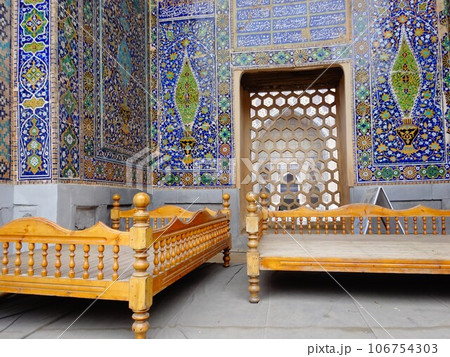 【ウズベキスタン】ウルグベク・メドレセの中庭に置かれたベンチ（レギスタン広場　サマルカンド） 106754303