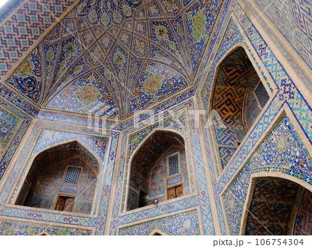 【ウズベキスタン】青い装飾が美しいウルグベク・メドレセの建物の外観（レギスタン広場　サマルカンド） 106754304