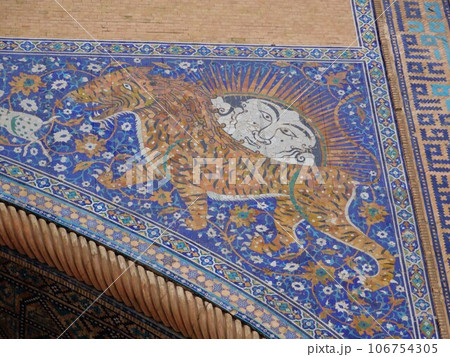 【ウズベキスタン】虎や太陽が描かれたシェルドル・メドレセの門（レギスタン広場　サマルカンド） 106754305