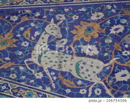 【ウズベキスタン】鹿が描かれたシェルドル・メドレセの門（レギスタン広場　サマルカンド） 106754306