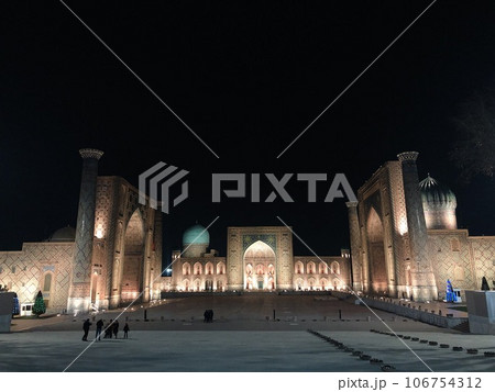 【ウズベキスタン】世界遺産サマルカンドの名所 レギスタン広場の夜景(サマルカンド) 【ウズベキスタン】世界遺産サマルカンドの名所 レギスタン広場の夜景(サマルカンド) 106754312
