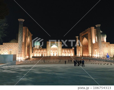 【ウズベキスタン】世界遺産サマルカンドの名所 レギスタン広場の夜景(サマルカンド) 【ウズベキスタン】世界遺産サマルカンドの名所 レギスタン広場の夜景(サマルカンド) 106754313